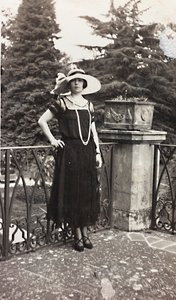 Retrato de una mujer, tal vez miembro de la familia Torrigiani, apoyada en la balaustrada de una terraza. de Unbekannter Künstler