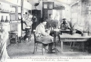 Postal que representa a artesanos trabajando en la fabricación de cerámica de arte Delphin Massier en Vallauris de Benjamin Baud