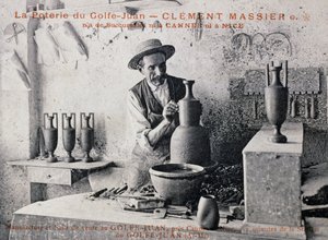 Postal con Clement Massier (1844-1917), maestro alfarero de Poterie de Golf-Juan trabajando en su estudio, Francia, siglo XX de William M. Timlin