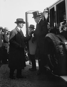 El presidente Woodrow Wilson bajando de un automóvil. Washington, DC, circa 1918.