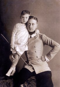 El príncipe Guillermo de Hohenzollern (1882-1951), alias príncipe heredero, hijo del káiser Guillermo II, con su hijo mayor, también llamado Guillermo, Fotografía de Selle und Kuntze