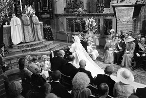 La reina Silvia y el rey Carlos XVI Gustavo durante la ceremonia nupcial en el Storkyrkan de Estocolmo. de Unbekannter Künstler