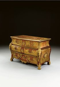 Cómoda en tombeau de marquetería Boulle de la Regencia, siglos XVIII - XIX