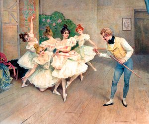Ensayo de un espectáculo, profesor y bailarinas entre bastidores