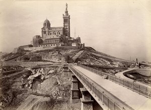 Arquitectura religiosa: vista exterior de la Basílica de Notre Dame de la Garde (Notre-Dame-de-la-Garde), también llamada la 