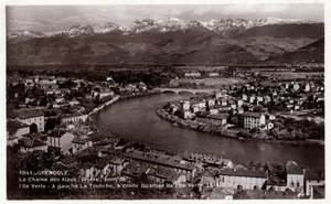 Ródano-Alpes, Isère, Grenoble: la cadena de los Alpes, el Isère, el puente de la Ile Verte, a la izquierda La Tronche, a la derecha el distrito de Ile Verte de William M. Timlin