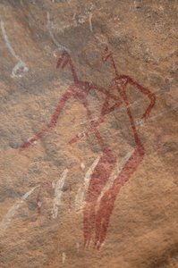 Arte rupestre, Prehistoria: Pintura rupestre de dos personajes longilíneos en un refugio ornamentado en las montañas de Uweinat, Sudán. Periodo de 8000 a 3000 años a.C. Fotografía de Unbekannt