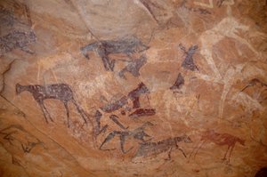 Arte rupestre, Prehistoria: Pintura rupestre de ganado, una rodilla en un refugio adornado en el macizo de Uweinat, Sudán (Karkur-Talh o Karkur Talh). Periodo de 8000 a 3000 años a.C. de Unbekannt