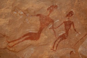Arte rupestre, Prehistoria: (detalle) de una pintura rupestre de dos personajes en un refugio ornamentado, en el macizo de Uweinat, Egipto. (Período de 8000 a 3000 años a.C.). Fotografía de Unbekannt
