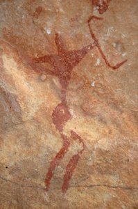 Arte rupestre, Prehistoria: Pintura de un personaje (arquero) en un refugio ornamentado, en el macizo de Uweinat, Sudán (Karkur-Talh o Karkur Talh). Período de 8000 a 3000 años a.C. Fotografía de Unbekannt