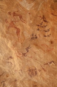 Arte rupestre, Prehistoria: Pintura rupestre de un gran conjunto de personajes y ganado en un refugio ornamentado, en el macizo de Uweinat, Egipto. (Periodo de 8000 a 3000 años a.C.). Fotografía