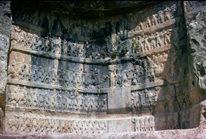 Relieve en roca que representa al rey sasánida Shapur I (241-72) la caballería persa y tributarios, siglo III
