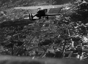 Roma (Italia), circa 1930: El Ministro de Aviación italiano Italo Balbo sobrevuela la ciudad a bordo de un biplano 