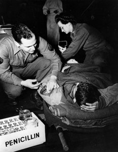 Segunda Guerra Mundial (1939-1945): Luxemburgo febrero de 1945: En un hospital de evacuación del ejército de EE.UU., un médico (enfermero) administra penicilina a un soldado herido para evitar infecciones mientras una enfermera lo prepara para una operació