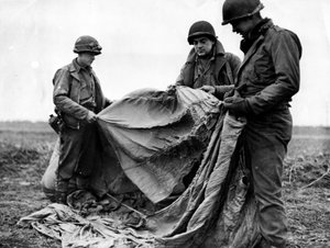 Segunda Guerra Mundial (1939-1945): Cerca de Kornelmunster (Alemania) 17 de diciembre de 1944: Infantes de la 1ª Armada de EE.UU. examinan un paracaídas alemán utilizado la noche anterior al día de la Operación Guard