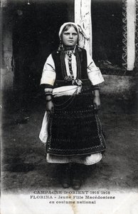 Serbia, Florina: Retrato de una niña macedonia en traje nacional