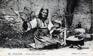 Serbia, Monastir: Mujer serbia ocupada corriendo, Monastir ahora se llama Bitola y está ubicada en Macedonia de William M. Timlin