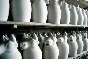 Estanterías dentro de una fábrica de cerámica con algunas jarras de leche, Montelupo Fiorentino, Italia (foto) de Unbekannter Künstler