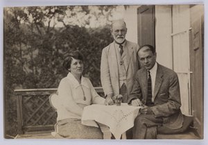 Sigmund Freud y Horace W. y Anjelika Frink, c.1920 (foto en b/n) de Unbekannt