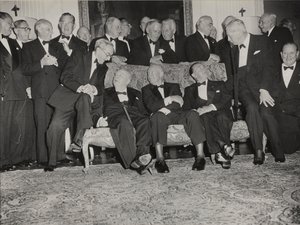 Sir Winston Churchill y Dwight D. Eisenhower en una cena celebrada en Winfield House, la residencia del embajador estadounidense en Londres. de Unbekannter Künstler