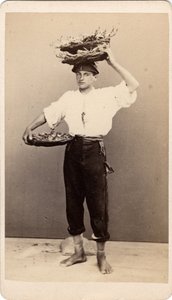 Pequeños oficios: un joven sosteniendo cestas de mimbre, Venecia.