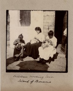 Pequeños oficios: jóvenes trabajando en crochet (bordadoras) en la isla de Burano, Venecia.