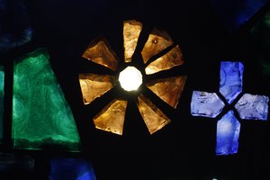 Vidriera en la iglesia de Notre-Dame de Consolation, Hyeres, Francia