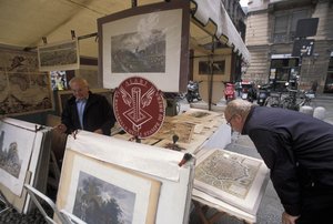 Puesto de venta de grabados, Piazza del Carmine, Milán, Lombardía, Italia de Unbekannt