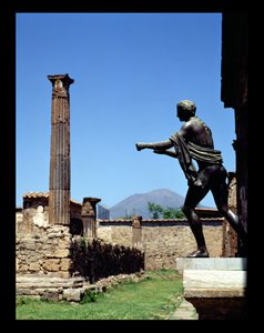 Estatua de Apolo, del Templo de Apolo, con el Vesubio al fondo
