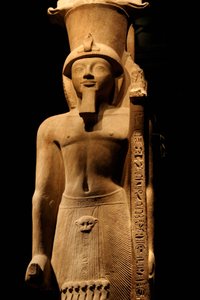 Estatua del Faraón Sethi II (Seti o Sety) (1200-1194 a.C.) de la dinastía XIX en gres rosa, lleva un cetro con el símbolo del dios Amón, Museo Egipcio de Turín de Unknown