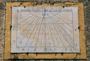 Reloj de sol, pared lateral de la Iglesia de Maria Santissima Assunta, Palazzo Adriano, Sicilia, Italia de Benjamin Baud
