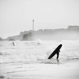 Surf en Grand Plage, Francia, 2012 (fotografía en B/N) de Leopold Blonder