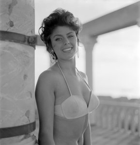 LA ACTRIZ, ESTRELLA CELINA CELY EN LA PLAYA LIDO DE VENECIA - 1957