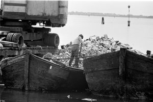 La Sacca San Biagio en Giudecca (Venecia): isla de la laguna donde se acumulan los vertederos de Venecia, habitantes. 1965 de Unbekannt