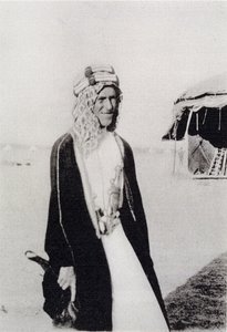 T. E. Lawrence con vestimenta árabe