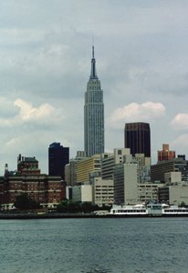 El Edificio Empire State desde el East River de Unbekannt