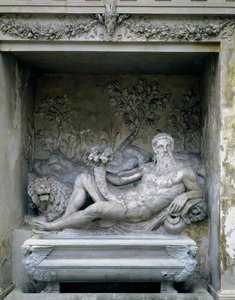 El Ninfeo, detalle de una estatua de un dios del río dentro de un nicho sosteniendo una cornucopia de Unbekannt