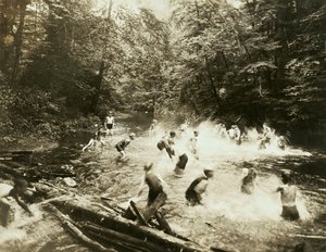 El viejo agujero de natación, Estados Unidos, c.1920 (foto en b/n) de William M. Timlin