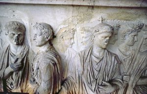 La fachada trasera, (detalle) de la decoración de relieve antiguo (algunas piezas del Ara Pacis de Augusto) que representa a un grupo de ciudadanos romanos de Unbekannt