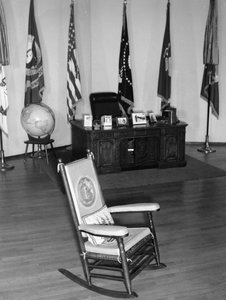 La famosa mecedora del Presidente John Fitzgerald Kennedy, su escritorio y otros recuerdos en exhibición. Milán. 1965