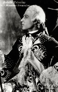 El famoso actor de cine mudo Rodolfo Valentino con un elaborado traje de escena de estilo dieciochesco para la película "Monsieur Beaucaire".
