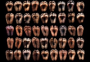 Los pies que caminaron hacia la libertad, los pies de las mujeres que todos habían caminado de conflicto violación y asesinato para llegar a la seguridad, el conjunto de imagen afeitado sido visto en todo el mundo como un recordatorio del genocidio en Darf