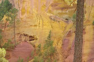 El resto de las canteras del ocre a Roussillon. Se puede ver la entrada de las galerías de la mina y los diferentes tonos de ocre. El ocre es una arcilla pura conocida como caolinita coloreada por un pigmento de origen mineral hidróxido de hierro. Vaucluse de Unbekannter Künstler