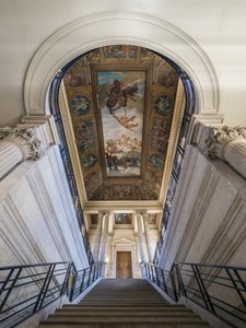 La escalera, arquitectos Charles Lelong (1793-1861) y Edouard Dubois (1795-1813), entre 1840 y 1846. En el techo, Francia atando sus archivos al amanecer de los tiempos, pintura de Felix Jobbe Duval (1821-1889), entre 1877 y 1881. Hotel de Soubise.