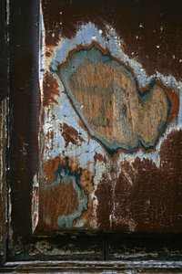 Marcas del tiempo. Arte abstracto que muestra formas como testigo del paso del tiempo. Huellas en madera. Fotografía de Michel Lunardelli