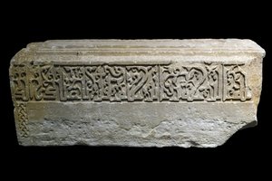 Marcador de tumba. Irán, Siraf, 527 H./1133. Piedra tallada. Museo del Louvre