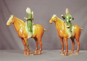 Dos figuras moldeadas de T