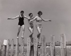 Dos mujeres y un hombre caminando por un espigón, c 1930s de Unbekannt