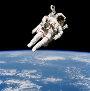 Astronauta estadounidense Bruce McCandless usando la Unidad de Maniobra Tripulada