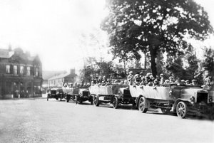 Reino Unido: Una fila de Charabancs en el centro de la ciudad. Poynton, Cheshire, c1925 de Unbekannt